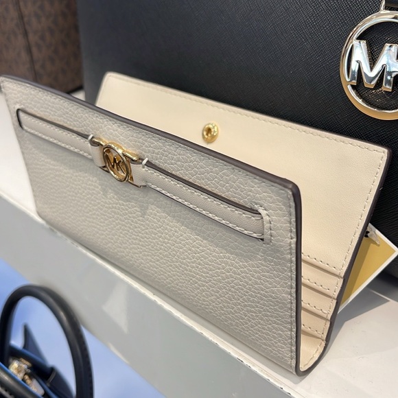 Michael Kors Reed Lg Bifold Pebbled Leather Snap Wallet Card Case
Lt Cream
NWT - Picture 8 of 16